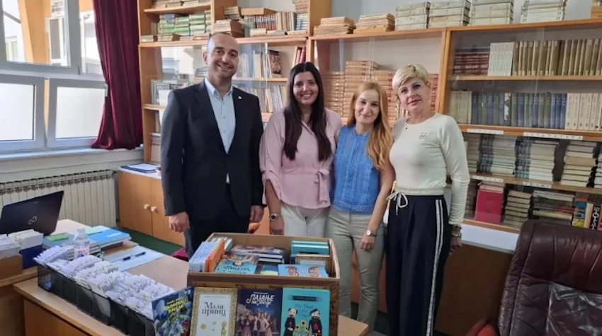 VIŠE OD 550 NOVIH KNJIGA STIGLO U SRBAC: OBOGAĆENE ŠKOLSKE I MANASTIRSKA BIBLIOTEKA